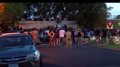 Protestarii din Virginia au răsturnat statuia lui Cristofor Columb și au aruncat-o în lac