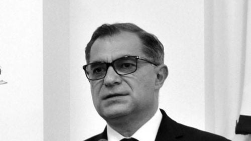 Președintele Iohannis l-a decorat post-mortem pe diplomatul Mihnea Constantinescu