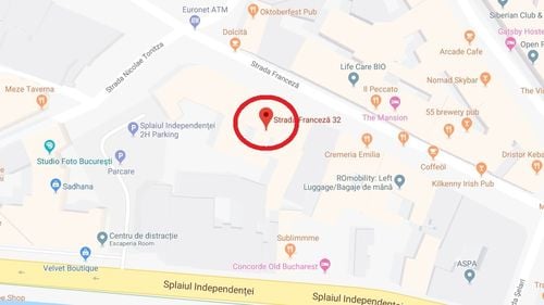 Clădire cu bulină roșie din strada Franceză cu tavanul de la parter prăbușit. Clădirea vecină intrase în lucrări de consolidare