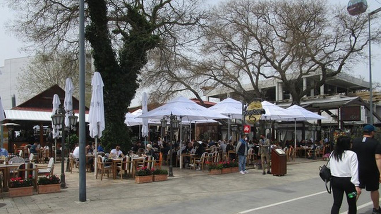 FOTO Terasele din Mamaia şi din Portul Tomis, principalele atracţii pentru turişti de 1 mai. Faleza din Constanţa şi centrul staţiunii au fost luate cu asalt de turişti