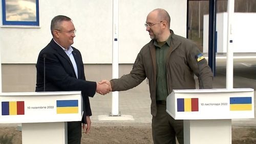 VIDEO Premierii Ucrainei și României, conferință de presă comună la deschiderea punctului de frontieră Vicovu de Sus-Krasnoilsk. Nicolae Ciucă: România a făcut tot ce e posibil pentru a ajuta Ucraina / Trebuie să ne asigurăm că drepturile minorității române din Ucraina sunt respectate