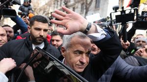 VIDEO Călin Georgescu s-a prezentat la Parchetul General, care i-a prelungit măsura controlului judiciar / Fostul candidat este acuzat de instigare la acţiuni împotriva ordinii constituţionale / Câteva zeci de susținători l-au aclamat