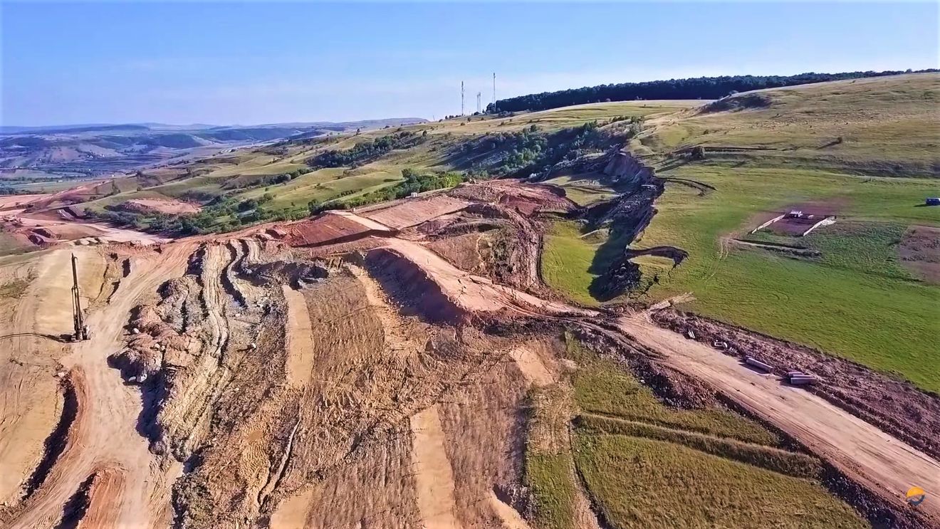 Licitațiile pentru loturile critice de pe Autostrada Transilvania se apropie de final: constructorii vor fi desemnați până la sfârșitul anului / A dispărut tronsonul Târgu Mureș - Brașov, traseul fiind adaptat / în 2028 ar trebui să se circule din Târgu Mureș până în Vama Borș