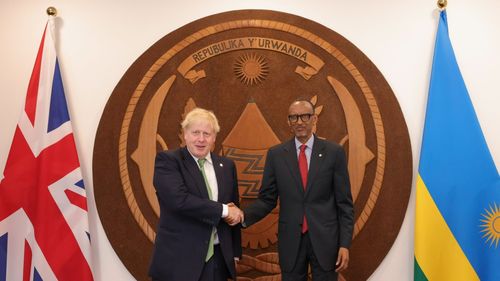 Boris Johnson îşi apără, la Kigali, acordul cu Rwanda privind expulzarea migranţilor