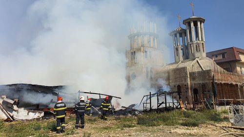 UPDATE Preotul paroh al bisericii care a ars în Constanța a primit 9 avertismente pentru neregulile de funcționare, anunță ISU: ”În aviz figurează o construcție din zidărie, iar în teren era o construcție din lemn/ Deficiențe și improvizații la instalația electrică”