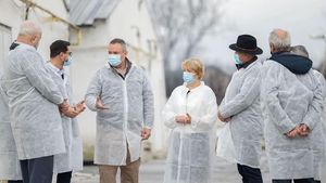 Premierul Ciucă, vizită la o fermă de pui și la o fabrică de nutrețuri