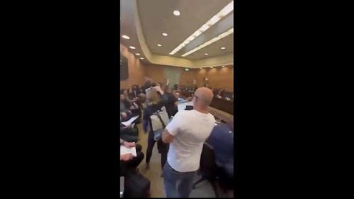VIDEO Un grup de rude ale unor ostatici israelieni din Gaza a luat cu asalt o comisie a parlamentului israelian