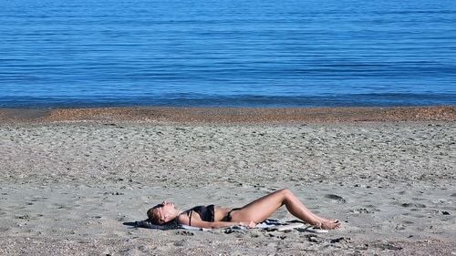 Cum să te protejezi în zilele caniculare: Sfaturi esențiale pentru a evita deshidratarea și insolația / Articol generat cu AI