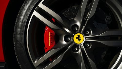 Câștigurile Ferrari au crescut cu 15% în primul trimestru / Producătorul auto avertizează că tarifele SUA i-ar putea afecta profiturile în acest an