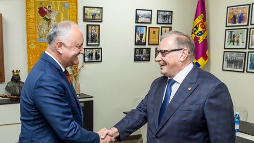 Igor Dodon, fostul președinte moldovean pro-rus dă mâna cu ambasadorul Federației Ruse și visează la un „parteneriat strategic”