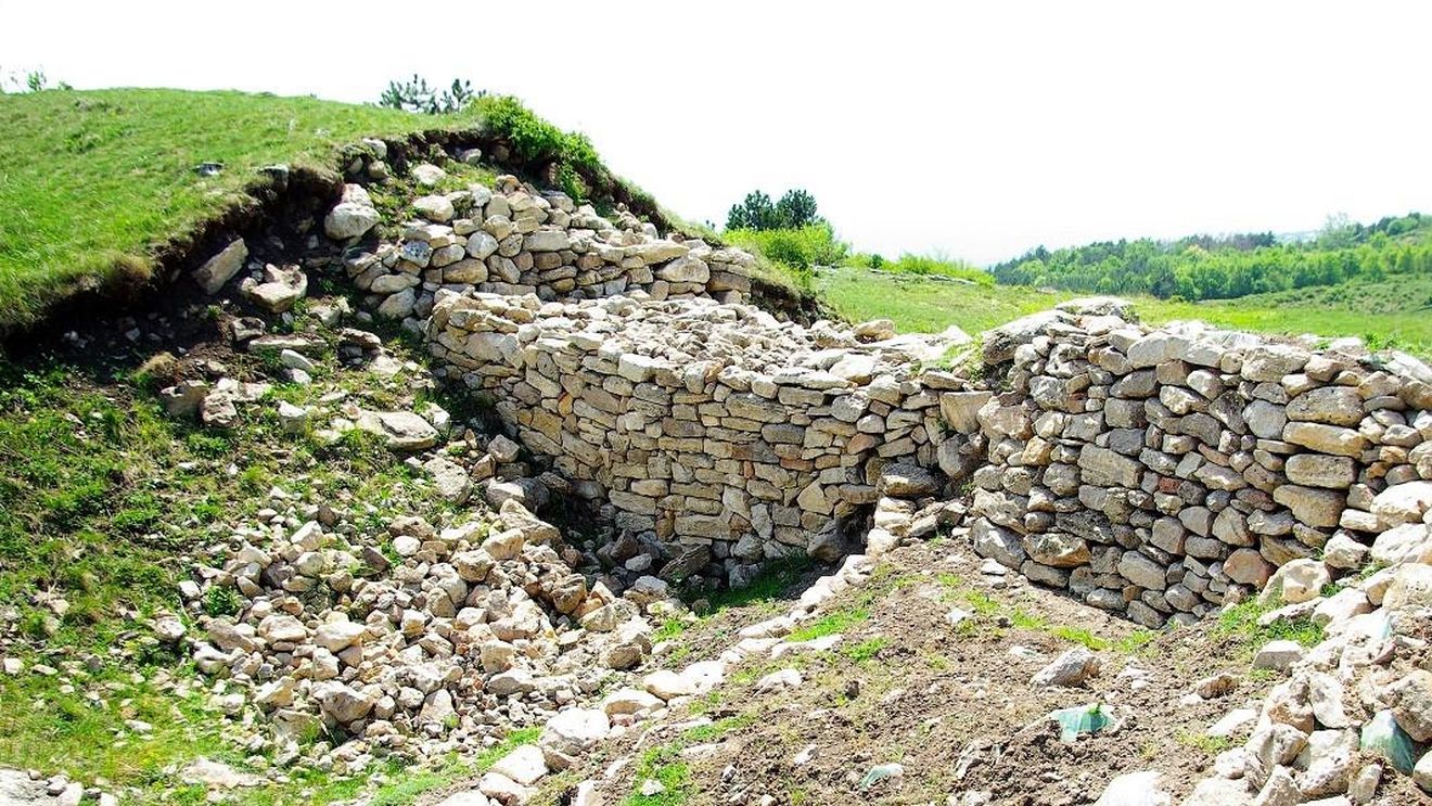 A fost redeschis situl de la Pietroasele, din Buzău / Buget de 70 de mii de lei pe an pentru noi cercetări arheologice / Cele mai mari probleme: eroziunea versanţilor, braconajul arheologic și utilizarea detectoarelor de metale fără autorizaţie