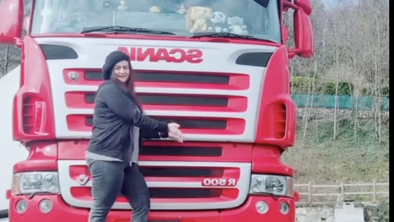 O româncă a fost desemnată "Șoferul de camion al anului" în Italia / A devenit șoferiță după moartea soțului ei / ”Am grijă de camionul meu ca de o persoană”