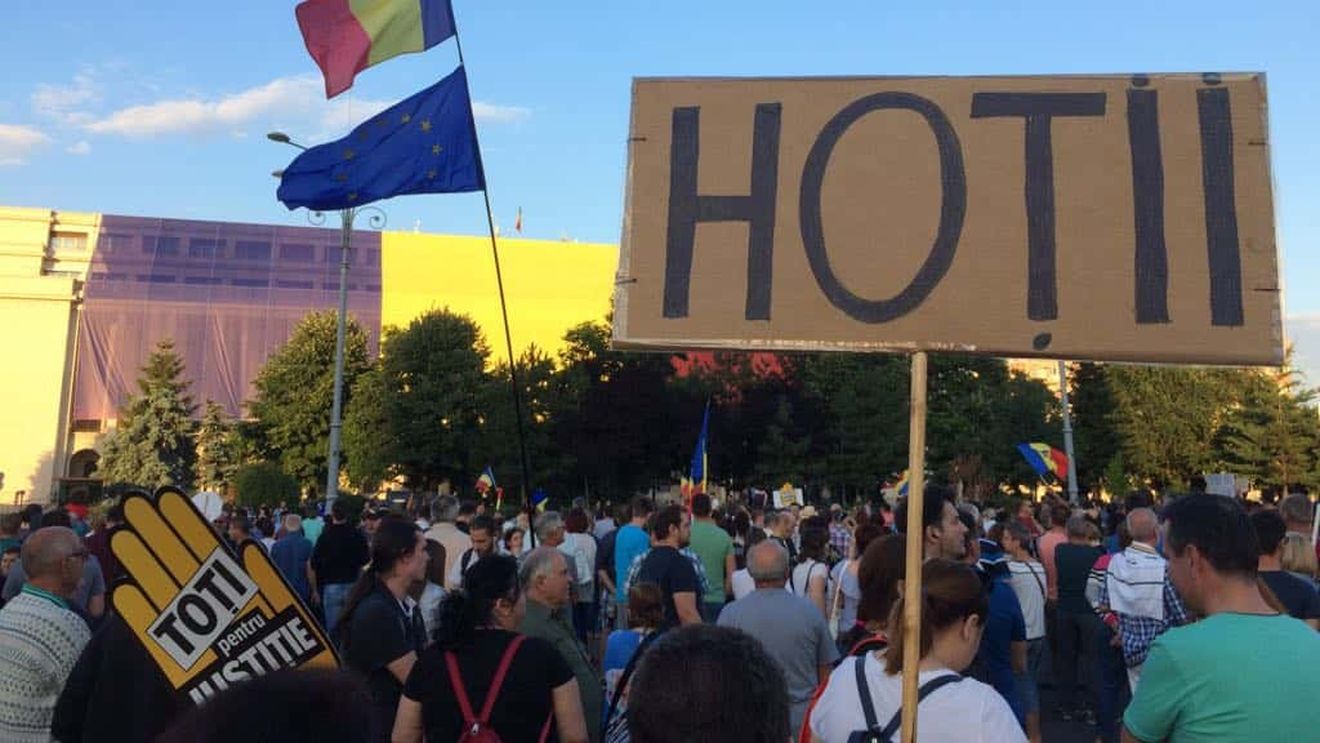 VIDEO Peste 12.000 de oameni la protestul „Cod Roșu de OUG” din Piața Victoriei. Mii de persoane au ieșit în mai multe orașe din țară. S-a scandat ”Dictatorul”, ”Analfabeta”, ”Demisia!”