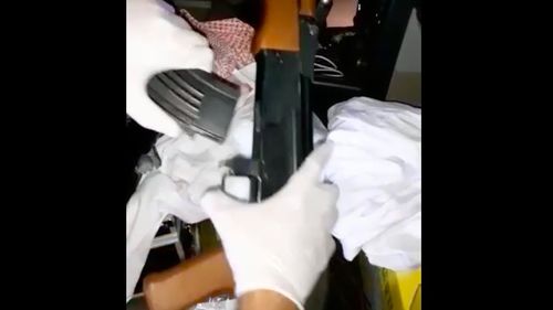 VIDEO Mai mulți bărbați s-au filmat cum mânuiau arme, pe o rețea de socializare. Armele ar aparține unei firme care organizează evenimente