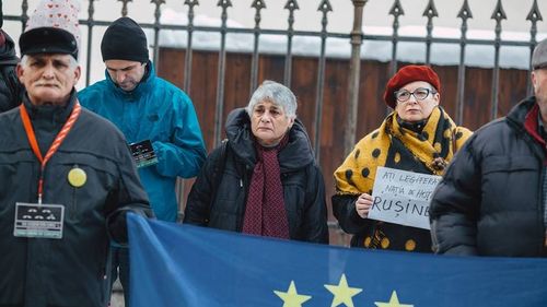Peste o mie de oameni au protestat în fața sediului PSD Sibiu/ Dan Barna: În continuare există pericolul amnistiei şi graţierii şi e un pericol foarte mare. Societatea trebuie să reacţioneze