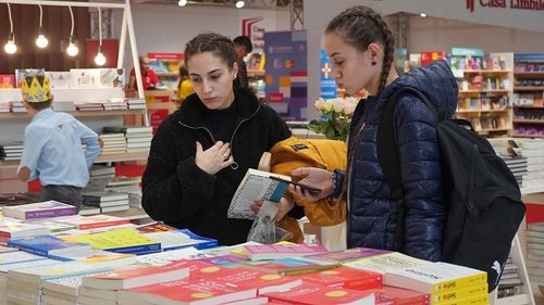 După doi ani de pauză, la Romexpo începe târgul de carte Gaudeamus/ Prezentări ale celor mai noi volume semnate de Mircea Cărtărescu, Gabriel Liiceanu, Horia Roman-Patapievici şi Michel Houellebecq