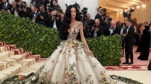 Imagini false cu Katy Perry, Dua Lipa și Rihanna, generate cu ajutorul AI, devin virale / Niciuna dintre cântărețe nu a participat la evenimentul monden de la New York