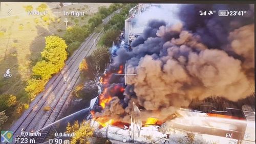 VIDEO Incendiu puternic la două depozite din Bragadiru/ 20 de mașini de pompieri încearcă să stingă focul