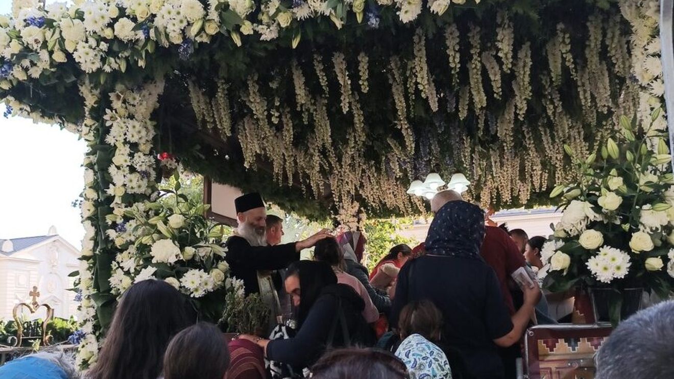 Circa 32.000 de persoane au participat la Sfânta Liturghie organizată la Iași de sărbătoarea Sfintei Cuvioase Parascheva / IPS Teofan a premiat trei familii de preoţi care au câte 10, 11 şi 12 copii