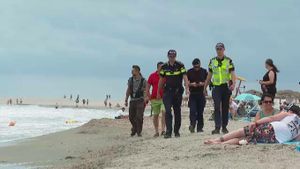 Litoralul a fost împânzit de polițiști, care îi opresc pe turiști să se arunce în valuri. „Vor să se relaxeze, nu le pasă”