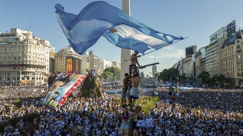VIDEO Imagini impresionante cu bucuria a sute de mii de argentinieni în Buenos Aires după câștigarea Cupei Mondiale la fotbal