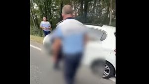 VIDEO Mașină furată de față cu proprietara, în parcarea de la Mall Băneasa / Autoturismul a fost oprit de polițiști în Ciolpani