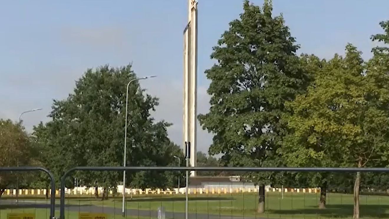 VIDEO Un monument simbolic din epoca sovietică a fost distrus la Riga
