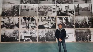 FOTO Fotografiile realizate pe străzile Timișoarei în zilele Revoluției din ’89, prezentate în premieră într-o expoziție. Cătălin Regea: „Am avut patru filme și am făcut circa 120 de clișee”