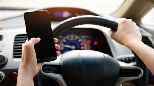 Adio, live pe Facebook la volan. Guvernul interzice șoferilor folosirea cu mâinile, în orice mod, a telefonului sau ale altor dispozitive cu funcții foto, video și de înregistrare