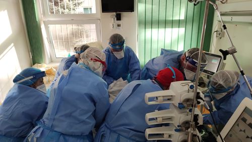 EXCLUSIV Caz rar la Cluj: O femeie vaccinată cu Pfizer, depistată cu Covid-19 după două luni de la rapel, a murit în secția de Terapie Intensivă. Explicațiile unuia dintre medicii care au tratat-o