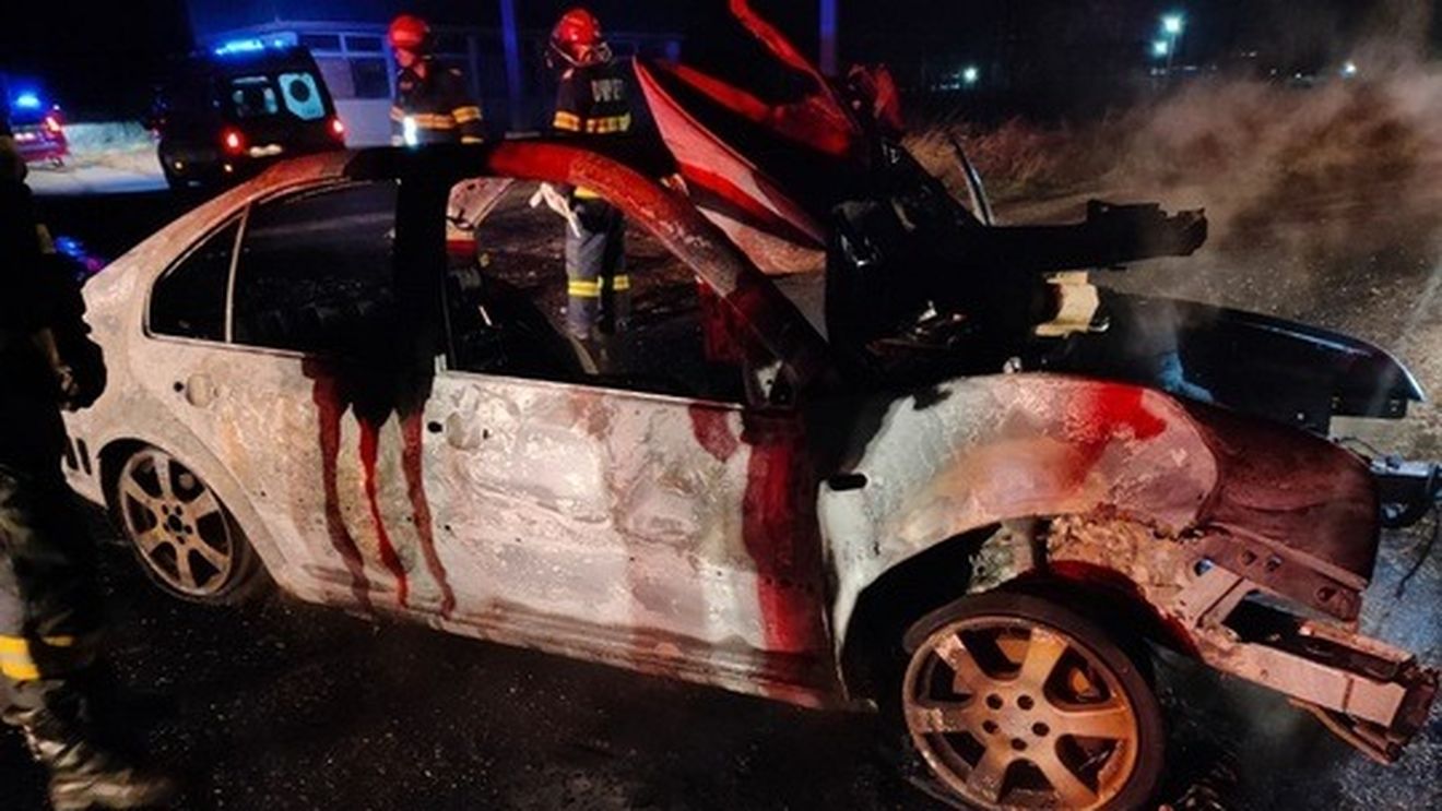O tânără de 21 de ani, salvată în ultima clipă dintr-un autoturism în flăcări, după un accident în Galați