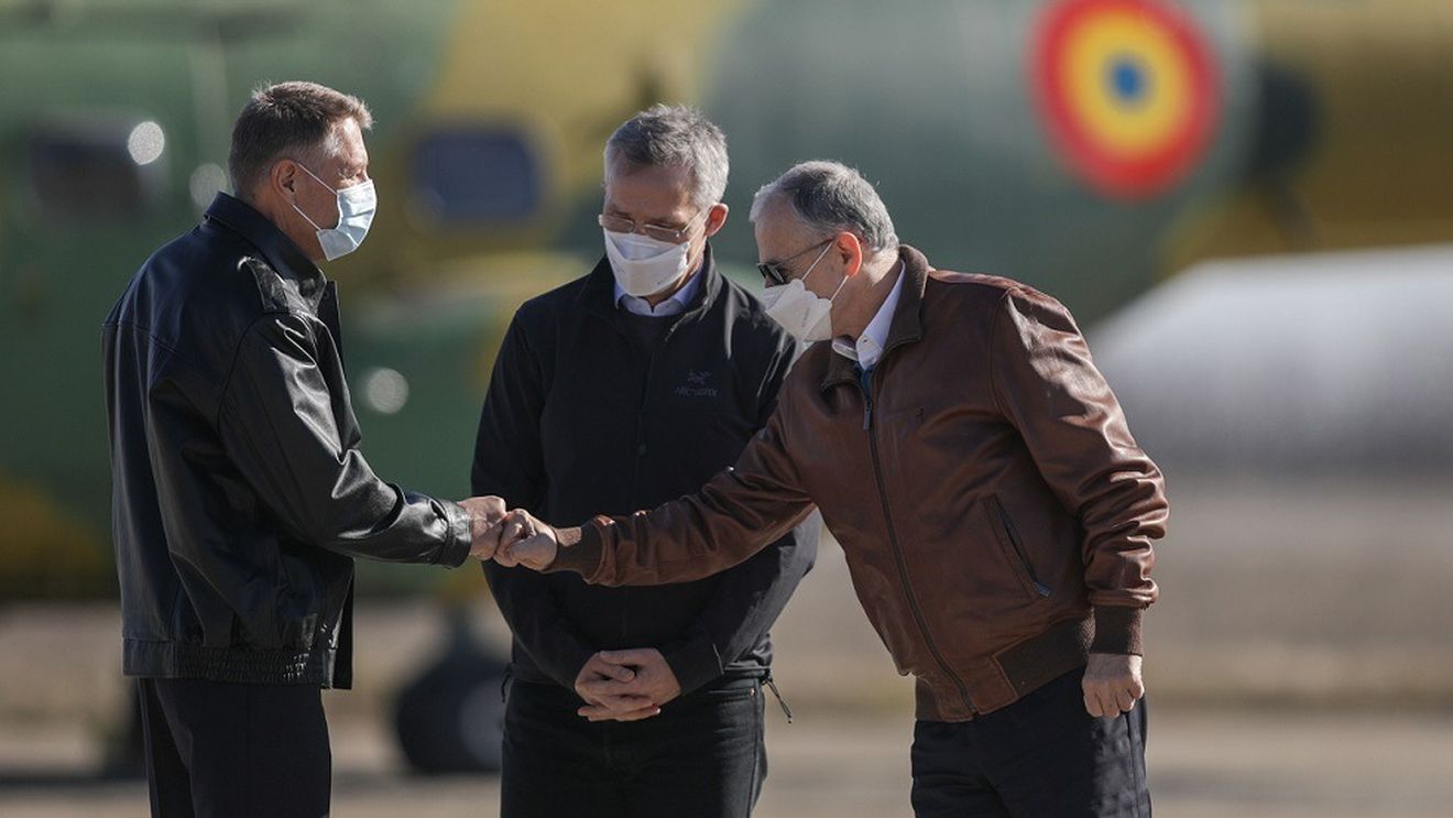 IMAGINILE ZILEI  Klaus Iohannis și liderii NATO, Jens Stoltenberg și Mircea Geoană, la baza Mihail Kogălniceanu