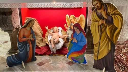 O scenă a Nașterii Domnului cu două mame în loc de Maria și Iosif i-a înfuriat pe conservatorii din Italia/ Preotul spune că atitudinea lui este conformă cu a Papei Francisc