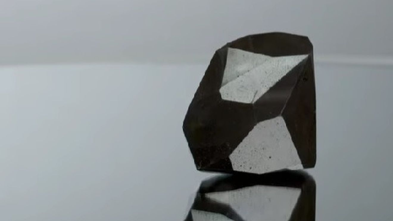 S-a vândut cel mai mare diamant negru din lume: 3,16 milioane de lire sterline / "Enigma" are 555, 55 de carate și este inclus în Cartea Recordurilor Guiness din 2006