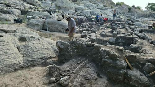 Arheologii bulgari au descoperit ”Orașul Hobiților”. Așezarea se află într-un loc sacru, locuit acum 8.000 de ani | FOTO