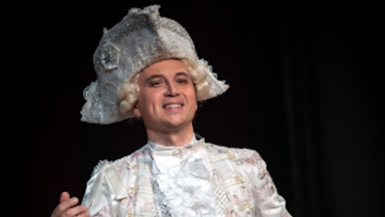 Un camion transformat în teatru mobil aduce opere celebre în cartierele Romei / Spectatorii vin cu scaunele de acasă