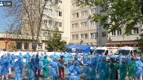VIDEO Medicii și asistentele de la Spitalul de Infecțioase din Craiova au încins o horă pe melodia ”M-a făcut mama oltean” în curtea spitalului în semn de mulțumire pentru un pacient vindecat după 31 de zile