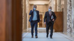 Virgil Popescu: S-a accentuat tendința de a suna parlamentarii ca să nu voteze certificatul. Primesc sute de mesaje/ Nu am văzut cum au intervenit jandarmii, dar poate nimeni nu se aștepta să se întâmple asta
