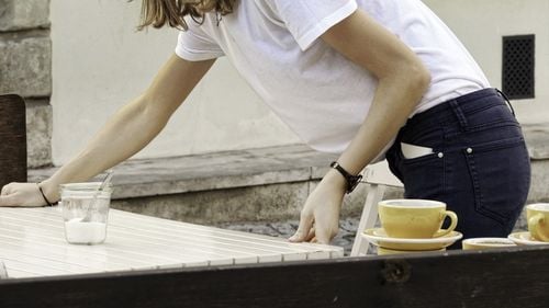 Terasele din Brașov rămân deschise până în 30 noiembrie datorită vremii calde / În același timp se montează iluminatul festiv pentru sărbătorile de iarnă