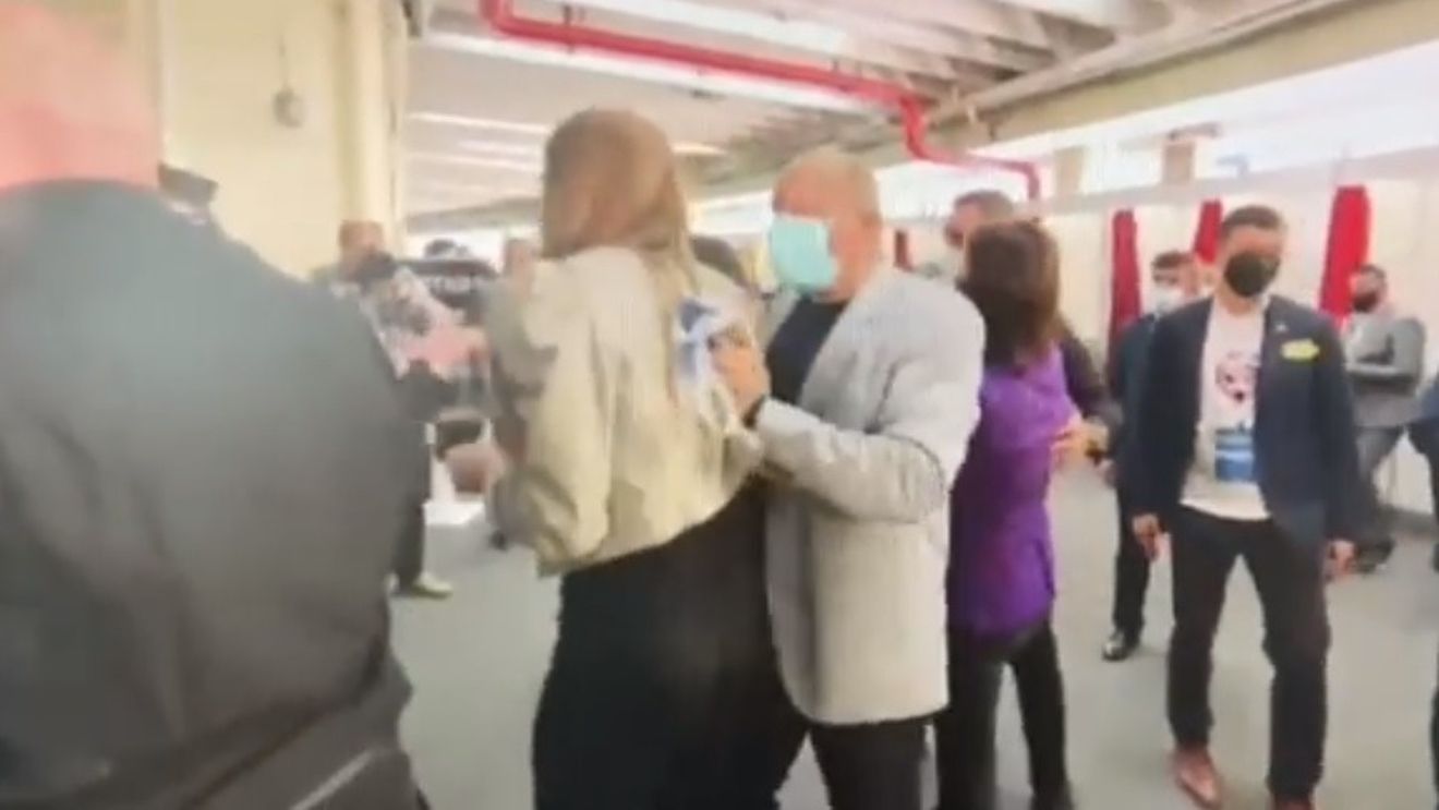 Bode și-a cerut scuze pentru că două ziariste au fost bruscate la congresul PNL când încercau să filmeze cum decurge votul