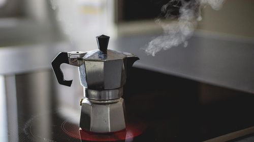 Cafea la moka, cum se prepară perfect / Sfaturile barmanilor italieni în 7 puncte, de la ceașca încălzită, până la importanța focului mic / ”Cafetiera trebuie să ”trăiască”, nu să fie lustruită”
