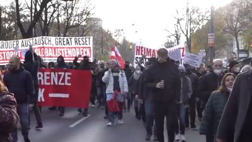 Mii de austrieci protestează împotriva vaccinării obligatorii, în timp ce țara e lovită de un nou val pandemic. Unii afișează steaua lui David. Steagurile României și Italiei, alături de drapelul austriac