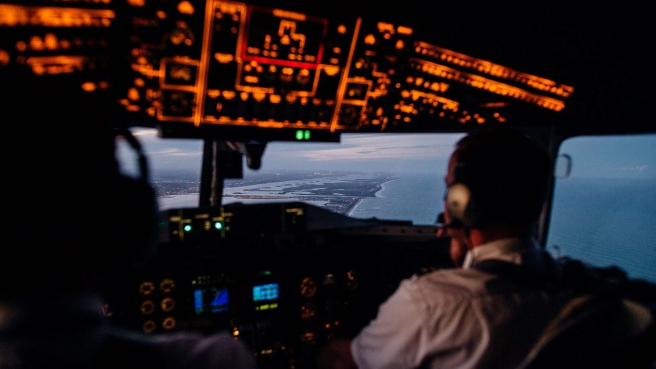 Un motor al unui avion Malta Air, parte a grupului Ryanair, s-a oprit brusc chiar la decolare /  Parasolarul din cabina piloților s-a desprins și a căzut peste o manetă