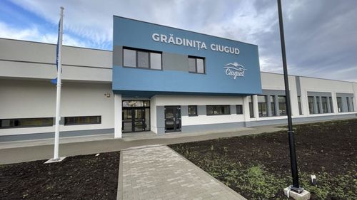 VIDEO Grădinița SMART dintre fabrici, inaugurată la Ciugud. Un nou concept pentru învățământul preșcolar de la țară: tehnlogie folosită cu atenție, dotări inteligente și copii alături de părinți