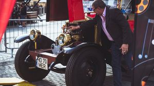 FOTO Un raliu ca o vacanță la Sibiu: Un Renault Torpedo din 1920, cea mai veche mașină la Transylvania Classic Rally / 27 de echipaje înscrise în categoria automobilelor electrice / Sâmbătă se urcă pe Transfăgărășan