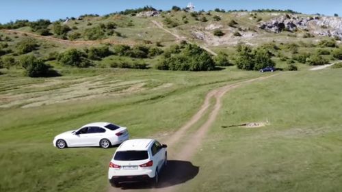 Bihor: Autoritățile vor amenaja o barieră și parcări în zona protejată „Avenul Betfia”, dat fiind că turiștii preferă să urce până pe crater cu mașinile, ignorând indicatoarele care interzic accesul autoturismelor
