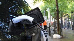 Trump revocă obiectivul asumat de Biden care urmărea ca 50% dintre toate vehiculele noi vândute în SUA până în 2030 să fie electrice