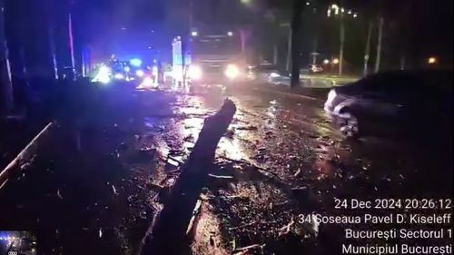VIDEO Bucureștiul este afectat de o furtună puternică. Un șofer a provocat un accident rutier în centrul Capitalei, după ce a evitat un copac rupt de vânt