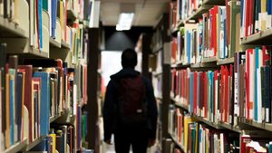 Guvernul britanic intenționează să scoată în afara legii “fabricile de eseuri” folosite de studenți contra cost pentru a trișa