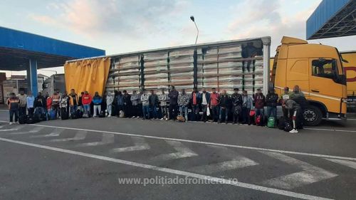 36 de cetățeni străini din 4 țări, descoperiți la vama Nădlac într-un tir încărcat cu sicrie